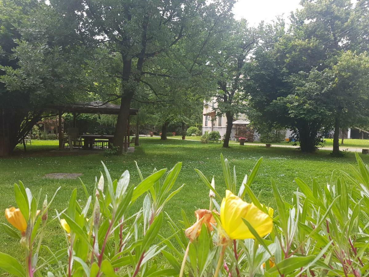Le Case Nel Bosco Vanzago Bagian luar foto